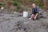 Пластиковый мусор с пляжа в Великобритании. ФОТО