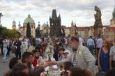 Чехи собрались за столом и «грустно попрощались» с коронавирусом. ФОТО