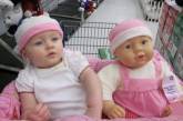 Малыши, которые нашли своих двойников в магазине игрушек. ФОТО