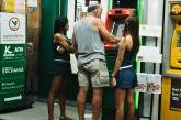 Люди снимают деньги с банкоматов в разных странах. ФОТО