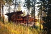 Лесной деревянный дом на холме в США. ФОТО