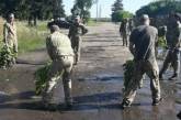 К визиту Зеленского солдаты черпали воду из луж. ВИДЕО