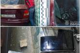 Конфуз дня: в Киеве грабитель застрял между стенкой и автомобилем. ФОТО