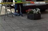 В Харькове мужчина с высотного дома упал на крышу автомобиля. Видео