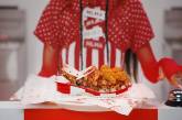 Crocs выпустила тапочки с изображением жареной курицы из KFC и ее запахом
