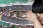  Жительница Китая пожадничала и теперь живет посреди шоссе. ФОТО