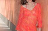 «Поверх бикини»: 55-летняя Элизабет Херли показала «мандариновый» пляжный наряд