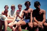 Дружба сквозь годы: каждые пять лет эти пятеро друзей повторяют снимок 1982 года