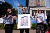В Беларуси художники устроили живую выставку фотографий жертв силовиков. ФОТО