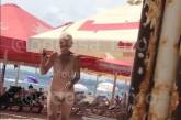 На популярном пляже Одессы неадекватная женщина разгуливает топлесс. ФОТО