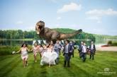 Канадская пара устроила свадебный поезд с динозаврами