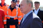 Путину в Крыму подарили килограмм асфальта. ВИДЕО