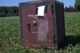 В США фермер обнаружил на своем участке большой сейф с запиской странного содержания. ФОТО