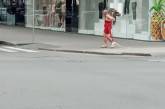 Бритни Спирс уже не та: на улицах Харькова заметили странную модницу. ФОТО
