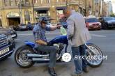 У Кличко в центре Киева закончился бензин: он заправлялся из пластиковой бутылки. ВИДЕО