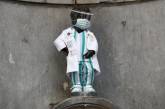 «Писающего мальчика» из Брюсселя снова принарядили в коронавирусный халат и маску. ФОТО