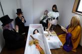 Японский художник устраивает похороны для секс-кукол. ФОТО