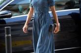 Королева Летиция посетила выставку в стильном синем платье. ФОТО