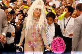 Lady Gaga произвела фурор в аэропорту Токио, появившись в прозрачном костюме