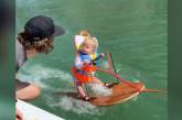 Бесстрашные родители поставили 6-месячного сына на водные лыжи - теперь их называют преступниками. ФОТО