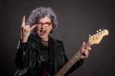 Преклонный возраст музыке не помеха: в маршрутке Днепра заметили бабушку рок-гитаристку. ФОТО