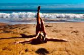 38-летняя Бритни Спирс в красном бикини озадачила подписчиков пляжным фото