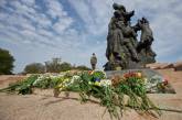 Уничтожены тысячи судеб: Зеленский почтил память жертв расстрела в Бабьем Яру. ФОТО