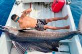 Мексиканский рыбак поймал рыбу больше него самого. ФОТО