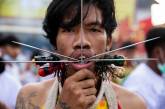 Верующие пронзают щеки на фестивале вегетарианцев в Таиланде. ФОТО