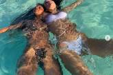 Белла Хадид с подружкой обнимались в купальниках. ФОТО