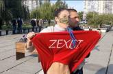 Зеленского на избирательном участке атаковала активистка Femen без трусов. ВИДЕО