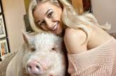 Блогерша завела себе 80-килограммового свина. ФОТО
