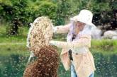 Китаец установил мировой рекорд, став местом отдыха для невероятного количества пчел. ФОТО