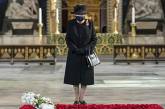 Елизавета II впервые с марта вышла на улицы Лондона. ФОТО