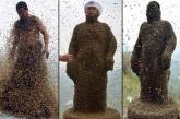 Китайский пчеловод "сшил" себе костюм из 460 000 пчел