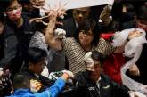 На Тайване в парламенте депутаты забросали друг друга свиными потрохами. ВИДЕО