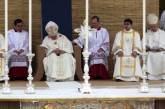 Папа Римский заснул во время мессы