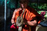 Мьянманский монах укрывает пойманных змей в монастыре. ФОТО