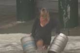 Австралийка не побоялась прыгнуть в пучину ради спасения бочек с пивом. ФОТО