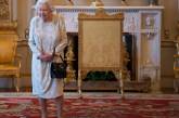 Стало известно, что носит Елизавета II в своей сумочке. ФОТО