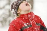 Сеть насмешили фотографии детей, которые едят снег. ФОТО