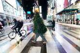 «Мистер Рождественская ёлка» дарит радость на улицах Нью-Йорка. ФОТО