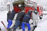 В Японии из-за затяжного снегопада в пробках застряли тысячи авто. ФОТО
