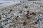 На Бали знаменитые пляжи покрыты пластиковым мусором. ФОТО