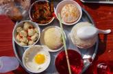 Разнообразная еда для тайских богов. ФОТО