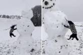 Забавный ролик: пес отобрал у снеговика палку. Видео