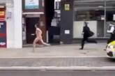 В Лондоне полицейские гонялись за голым мужчиной. ВИДЕО