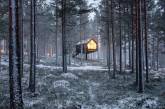Чёрный домик для отдыха в лесу Финляндии. ФОТО