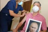 Мэр аргентинского города привился от коронавируса с портретом Путина в руках. ФОТО