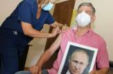 Мэр аргентинского города привился "спутником" с портретом Путина в руках. ФОТО